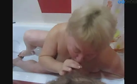 BBW performs oral pleasure in the bathtub